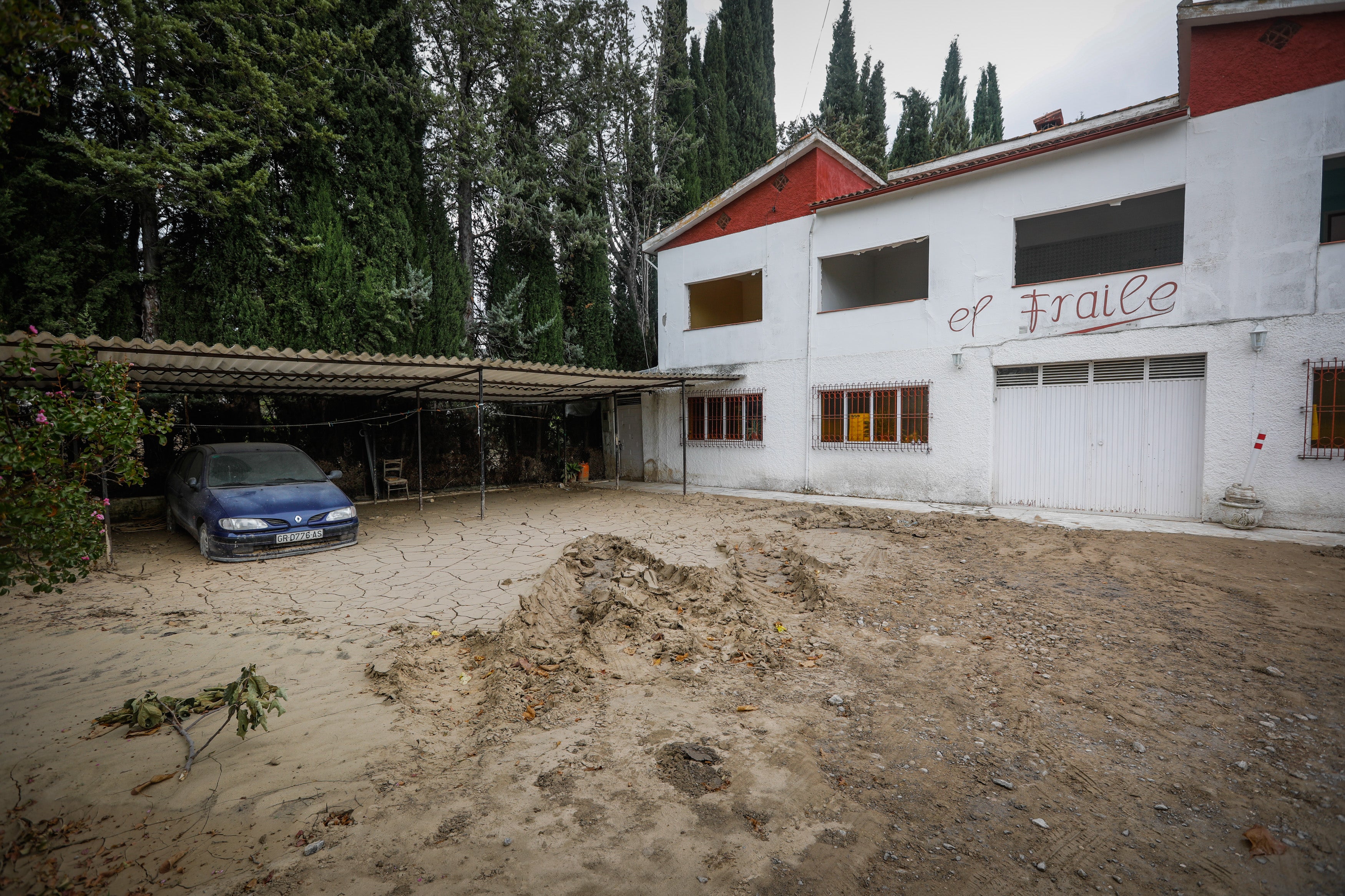 Alomartes y Montefrío siguen adelante a pesar de la tromba de agua que anegó negocios, viviendas y demás instalaciones.