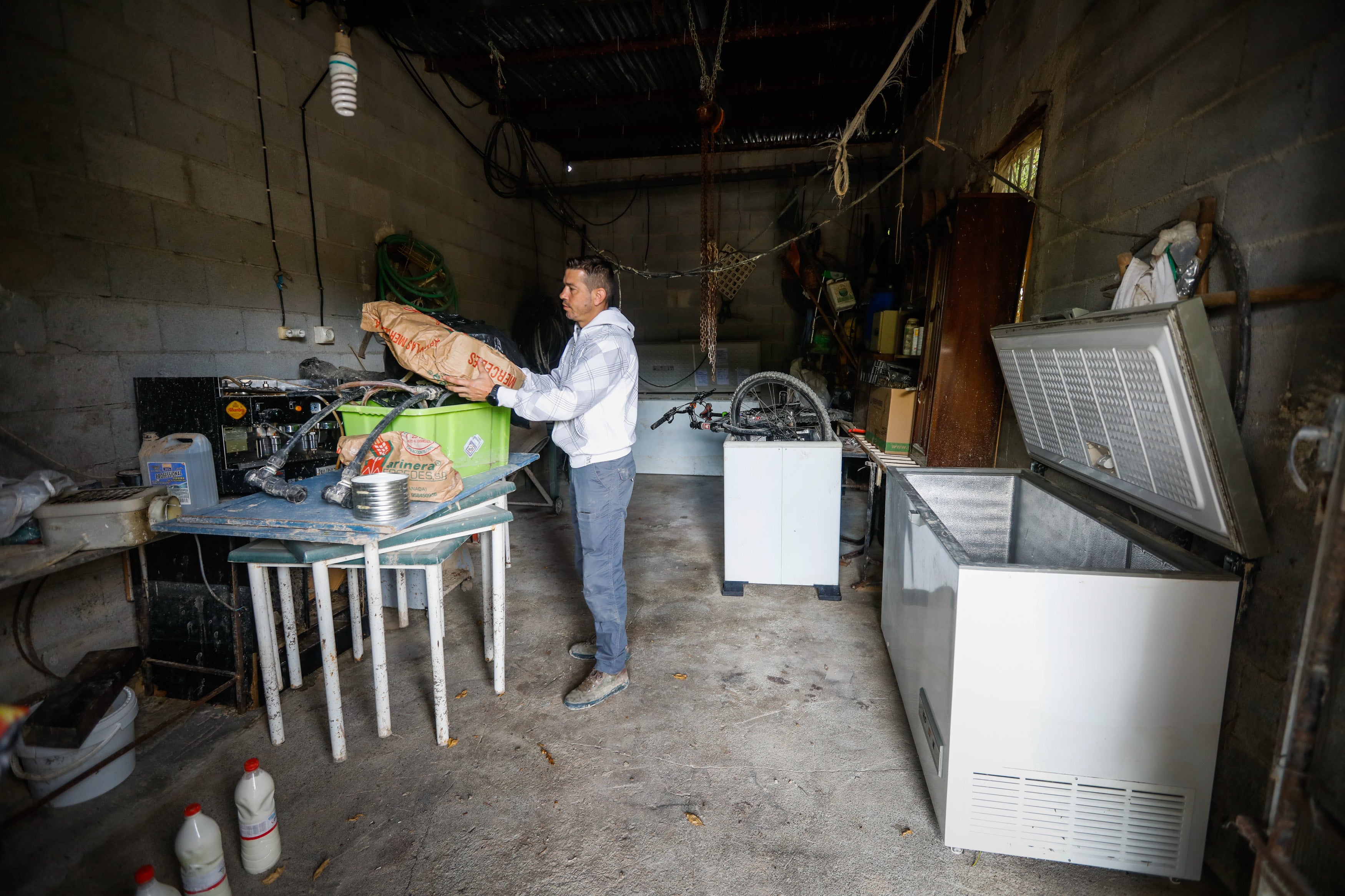 Alomartes y Montefrío siguen adelante a pesar de la tromba de agua que anegó negocios, viviendas y demás instalaciones.