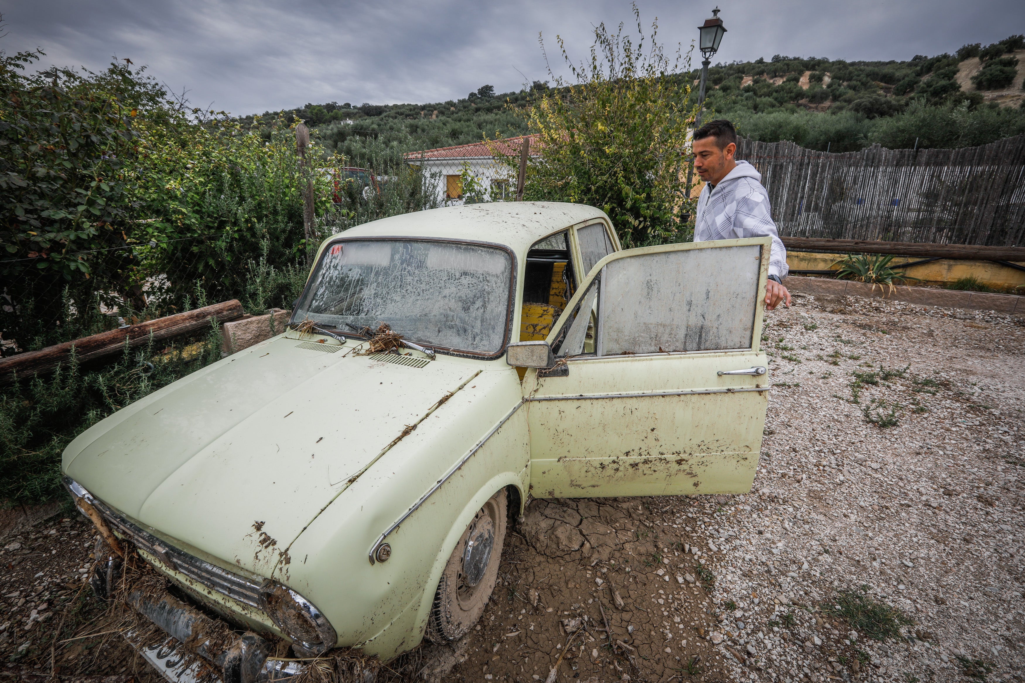 Alomartes y Montefrío siguen adelante a pesar de la tromba de agua que anegó negocios, viviendas y demás instalaciones.