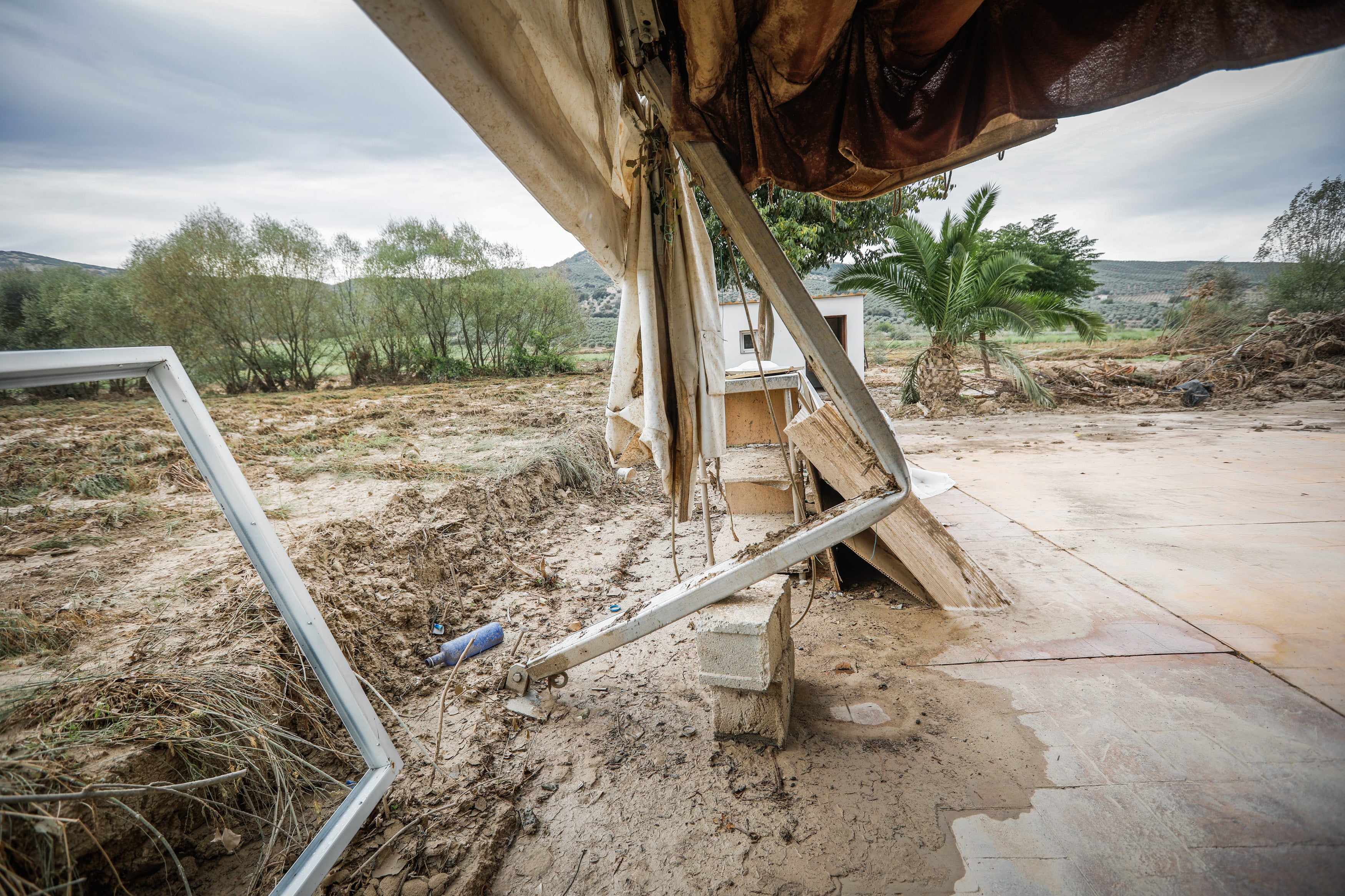 Alomartes y Montefrío siguen adelante a pesar de la tromba de agua que anegó negocios, viviendas y demás instalaciones.
