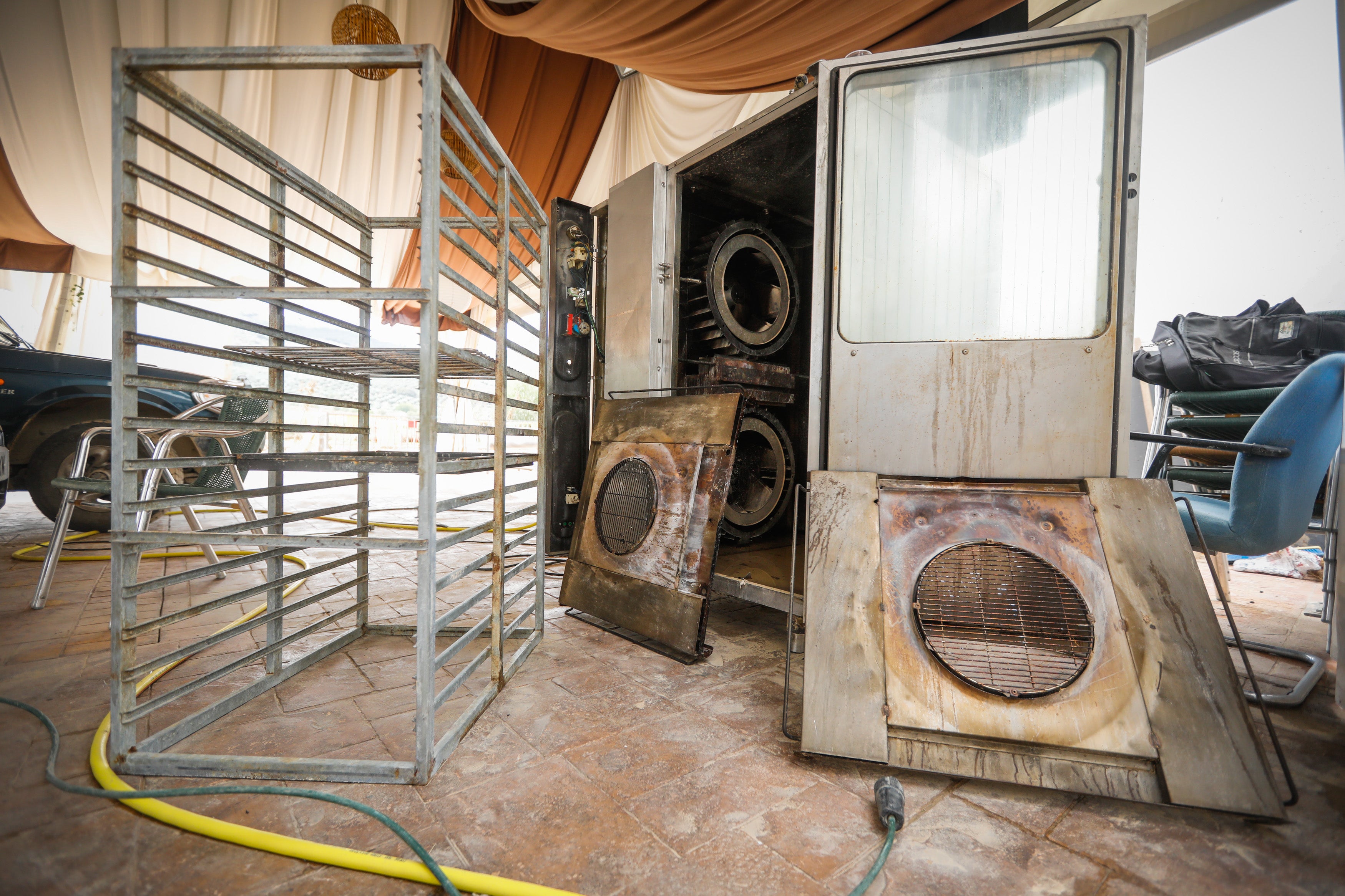 Alomartes y Montefrío siguen adelante a pesar de la tromba de agua que anegó negocios, viviendas y demás instalaciones.