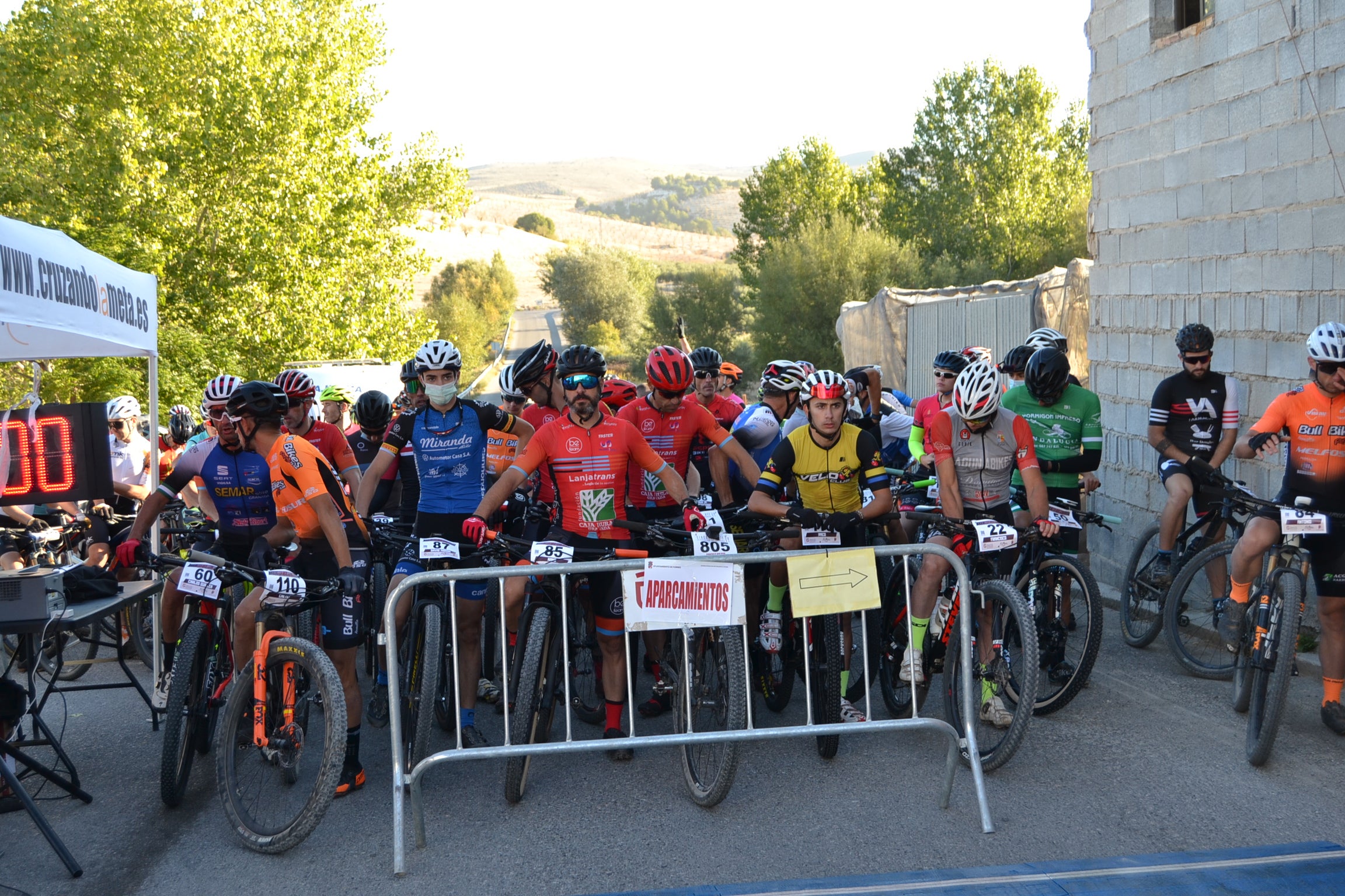 Más de un centenar de ciclistas compiten por las tierras del Parque Natural de la Sierra Almijara, Tejeda y Alhama