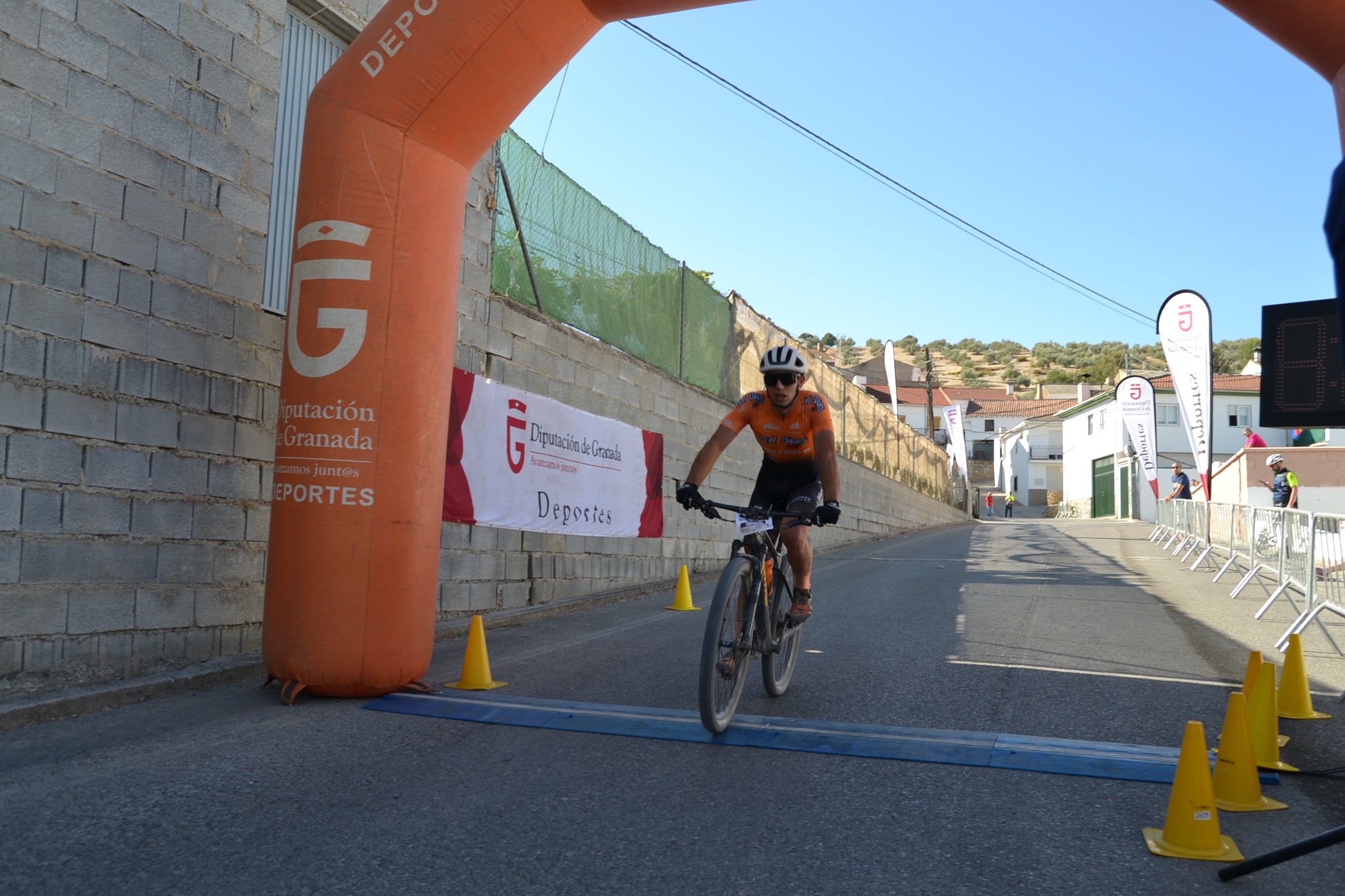 Más de un centenar de ciclistas compiten por las tierras del Parque Natural de la Sierra Almijara, Tejeda y Alhama