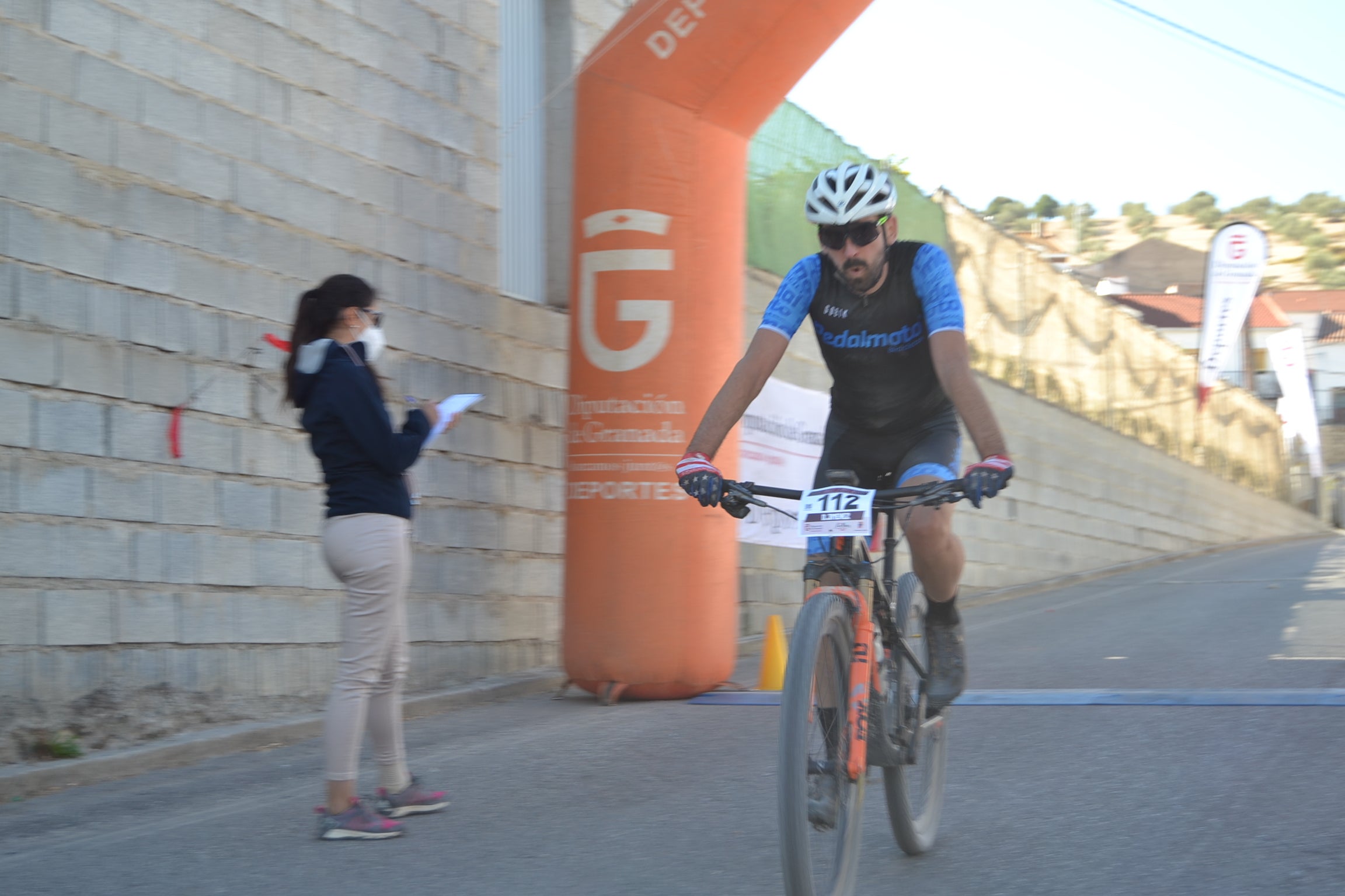 Más de un centenar de ciclistas compiten por las tierras del Parque Natural de la Sierra Almijara, Tejeda y Alhama