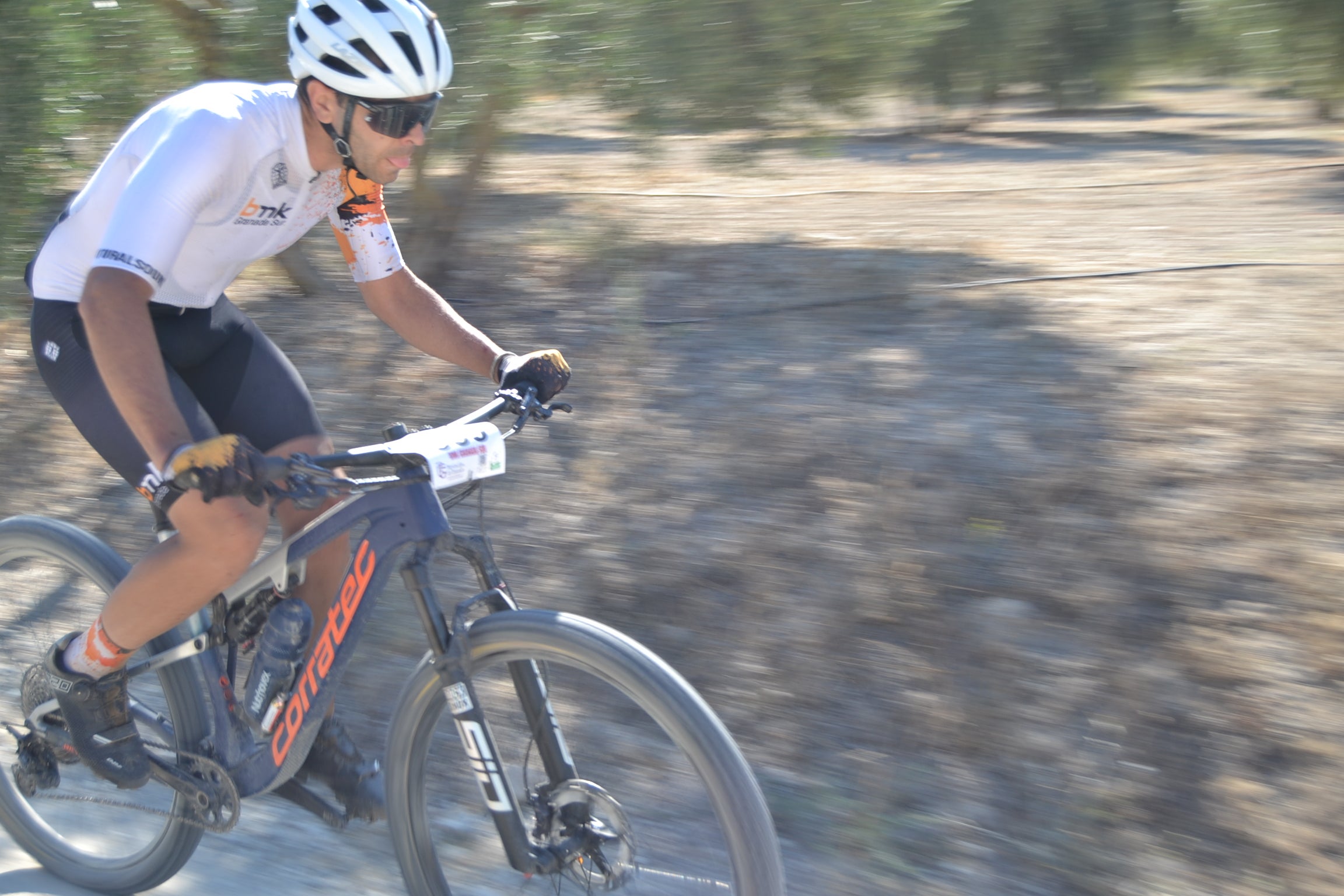 Más de un centenar de ciclistas compiten por las tierras del Parque Natural de la Sierra Almijara, Tejeda y Alhama