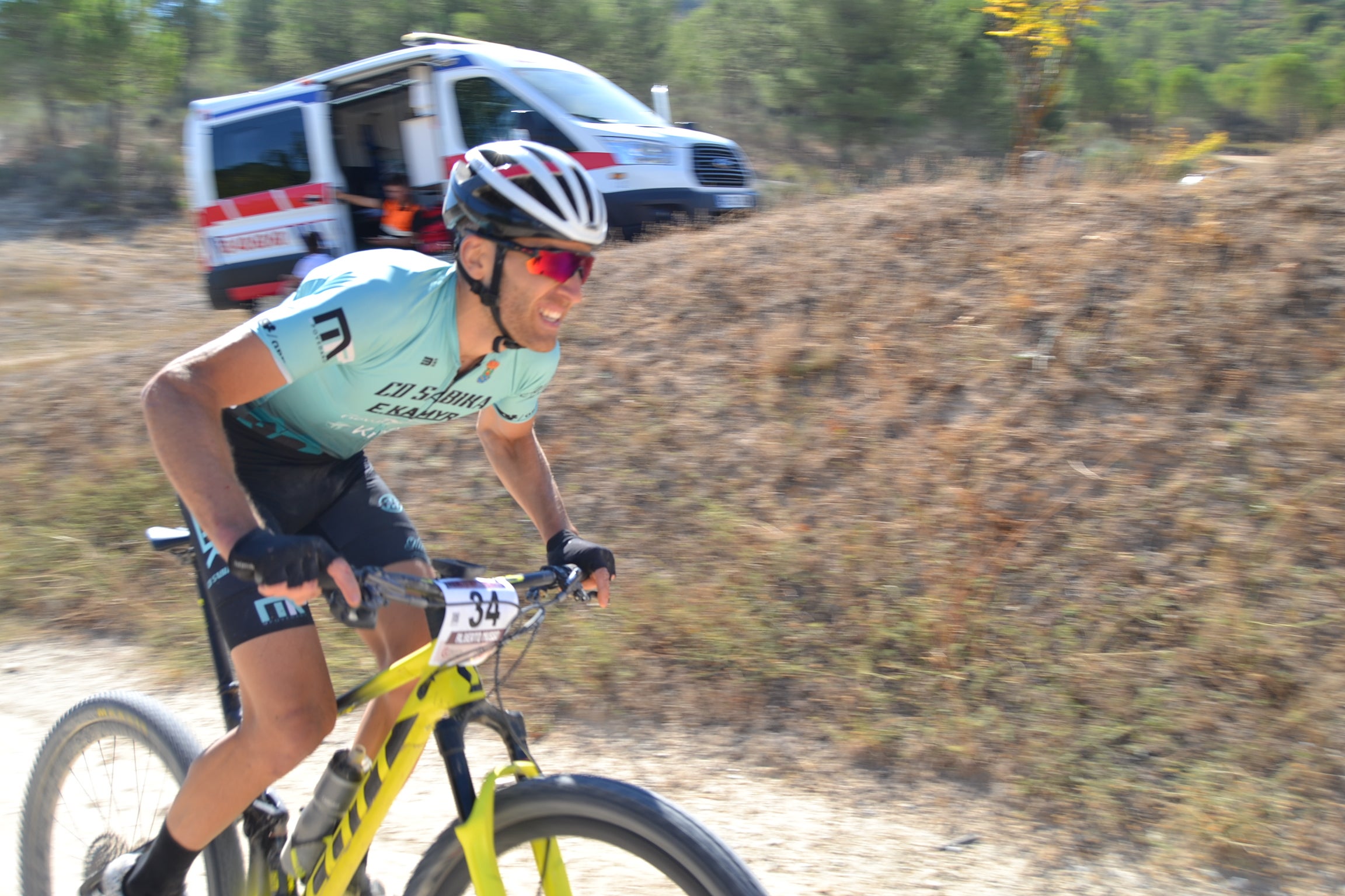 Más de un centenar de ciclistas compiten por las tierras del Parque Natural de la Sierra Almijara, Tejeda y Alhama