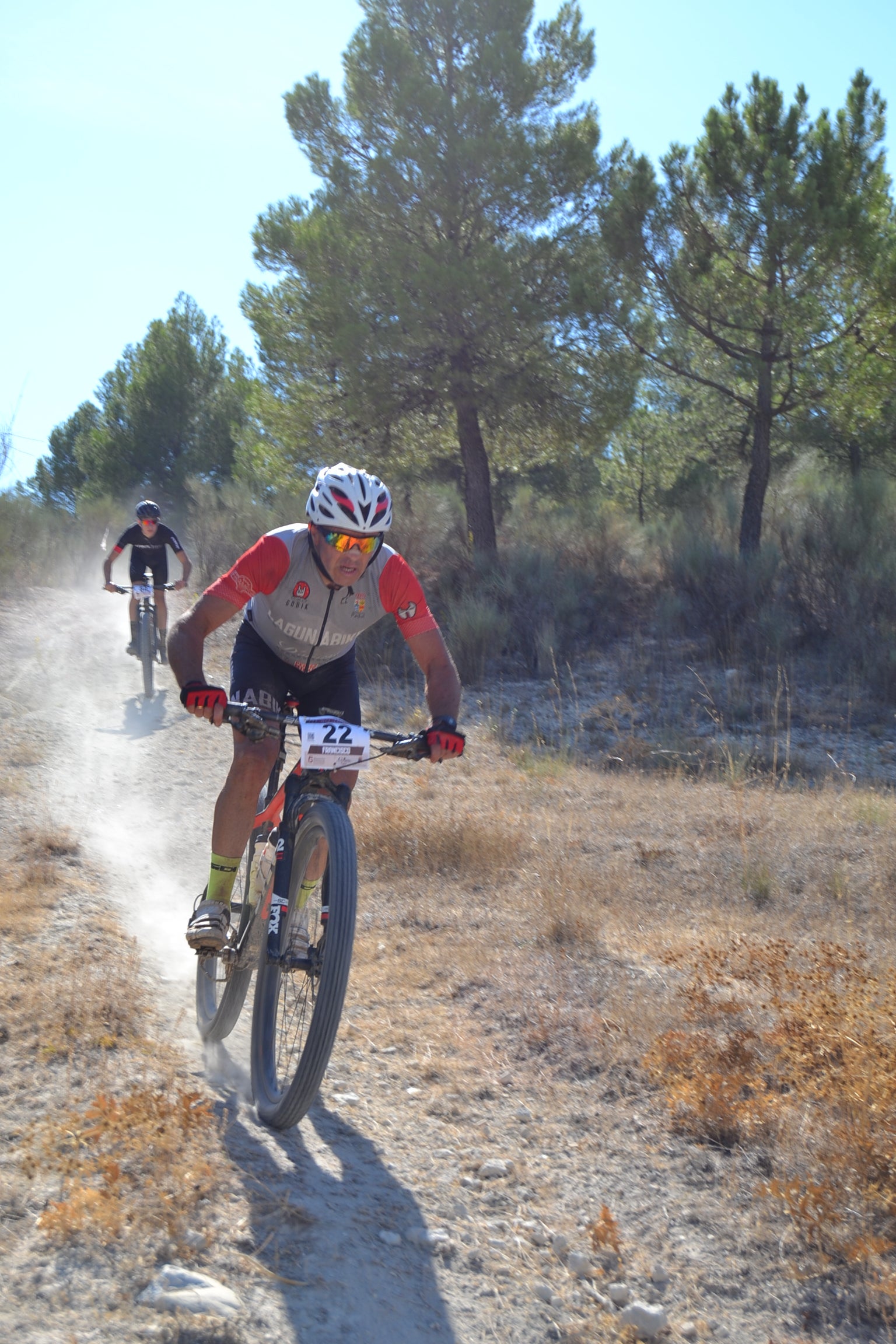 Más de un centenar de ciclistas compiten por las tierras del Parque Natural de la Sierra Almijara, Tejeda y Alhama