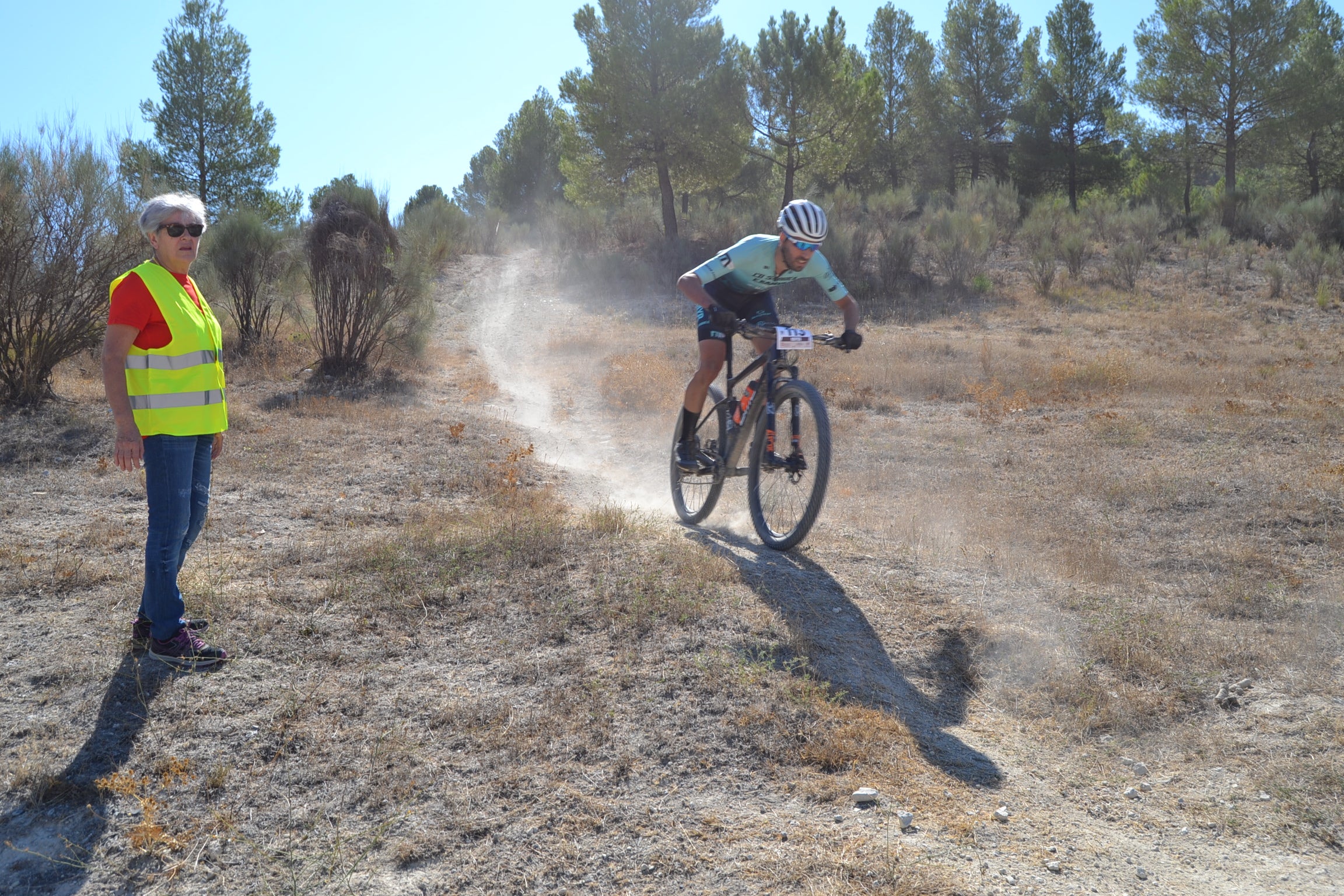 Más de un centenar de ciclistas compiten por las tierras del Parque Natural de la Sierra Almijara, Tejeda y Alhama