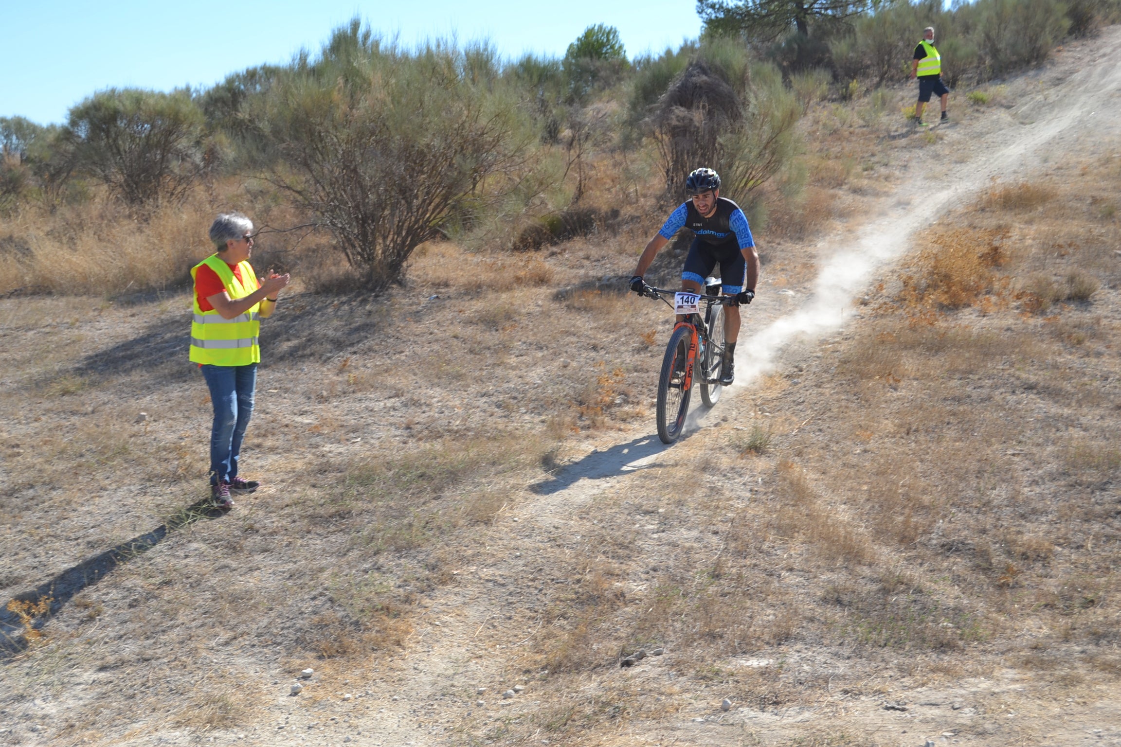 Más de un centenar de ciclistas compiten por las tierras del Parque Natural de la Sierra Almijara, Tejeda y Alhama