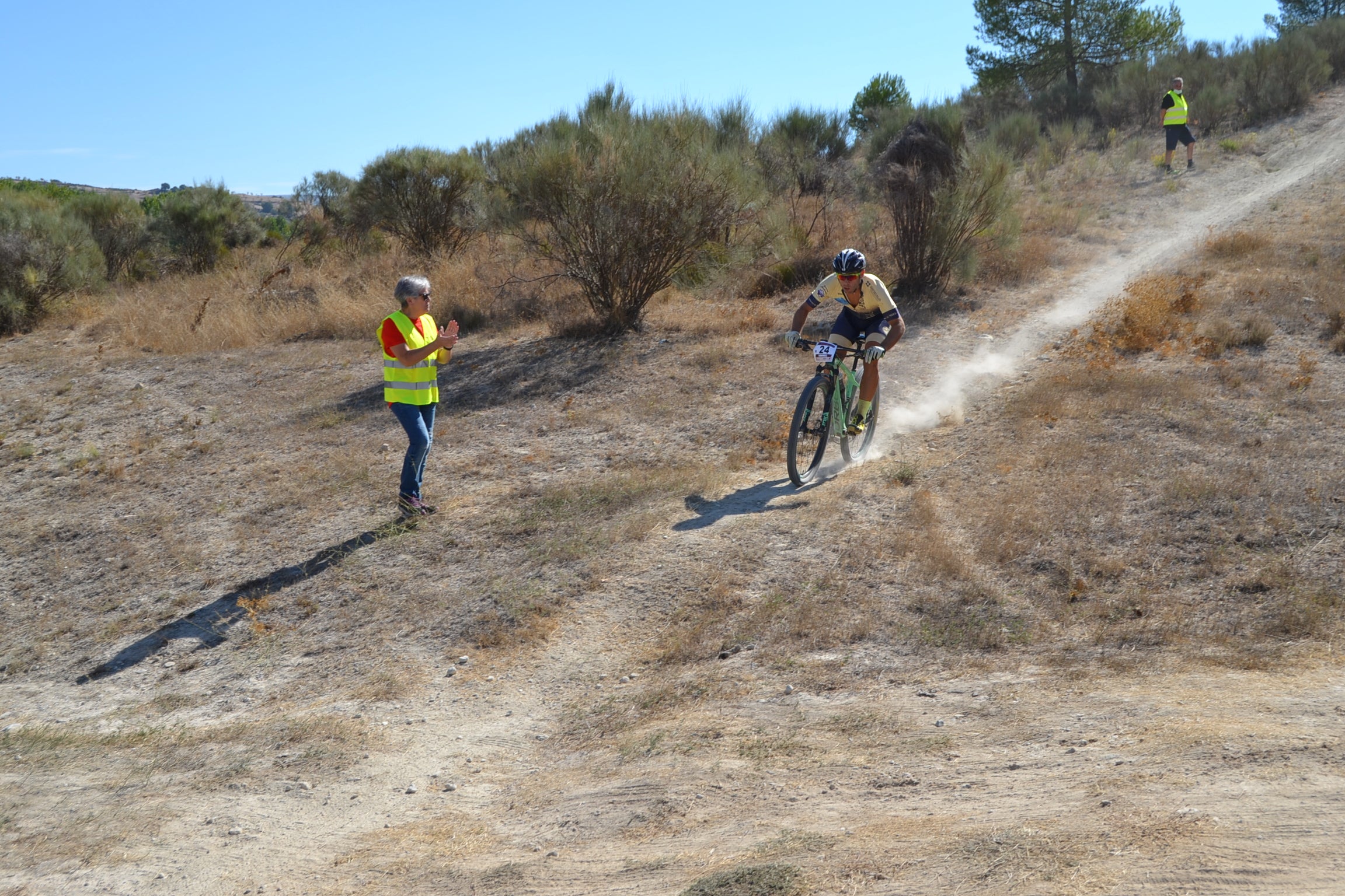 Más de un centenar de ciclistas compiten por las tierras del Parque Natural de la Sierra Almijara, Tejeda y Alhama