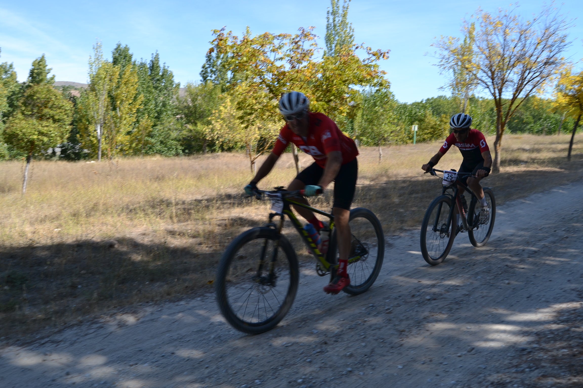 Más de un centenar de ciclistas compiten por las tierras del Parque Natural de la Sierra Almijara, Tejeda y Alhama