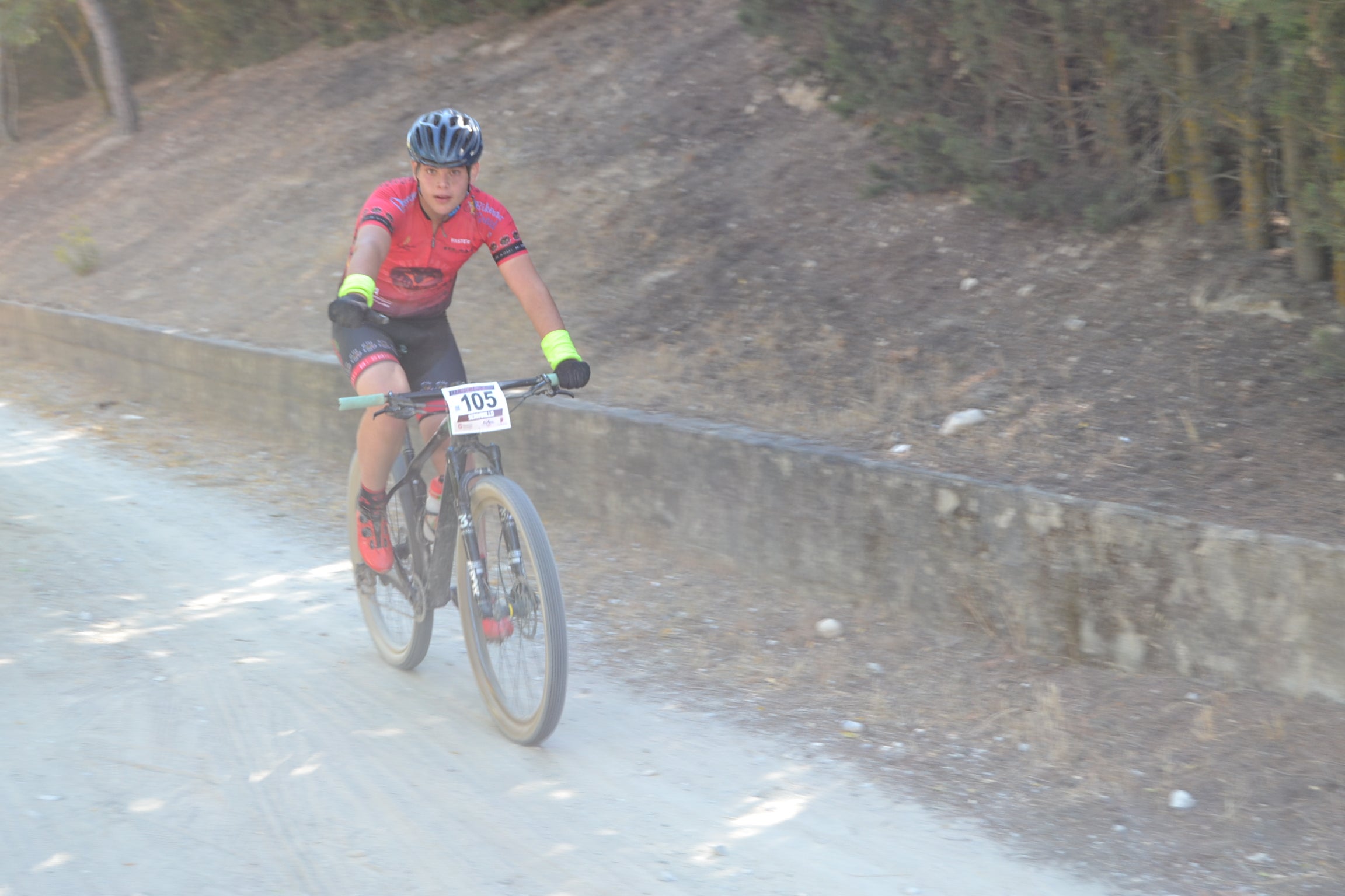 Más de un centenar de ciclistas compiten por las tierras del Parque Natural de la Sierra Almijara, Tejeda y Alhama