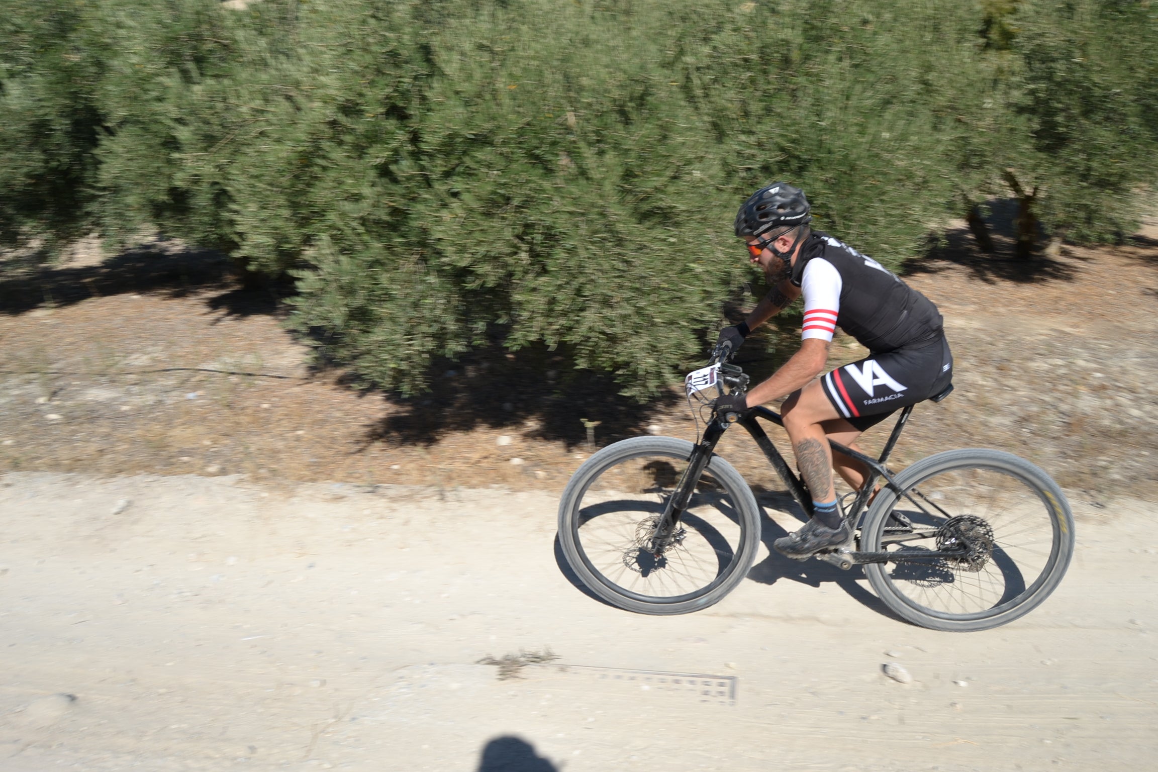 Más de un centenar de ciclistas compiten por las tierras del Parque Natural de la Sierra Almijara, Tejeda y Alhama