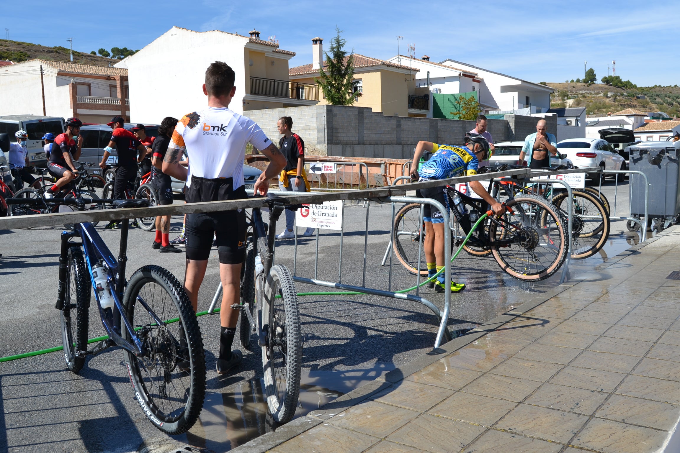 Más de un centenar de ciclistas compiten por las tierras del Parque Natural de la Sierra Almijara, Tejeda y Alhama