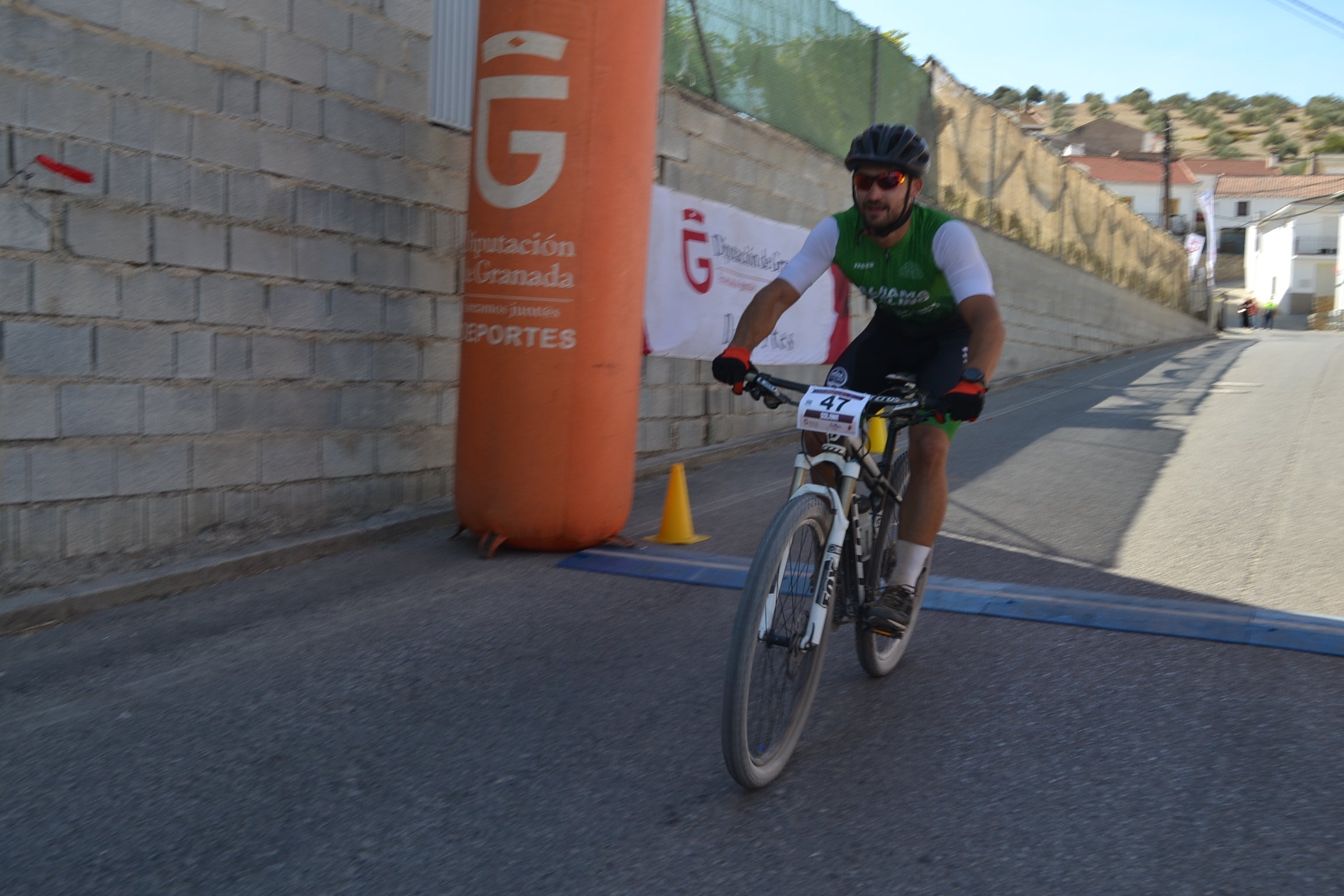 Más de un centenar de ciclistas compiten por las tierras del Parque Natural de la Sierra Almijara, Tejeda y Alhama