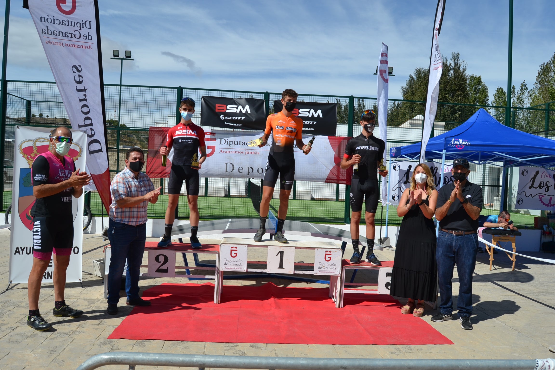 Más de un centenar de ciclistas compiten por las tierras del Parque Natural de la Sierra Almijara, Tejeda y Alhama