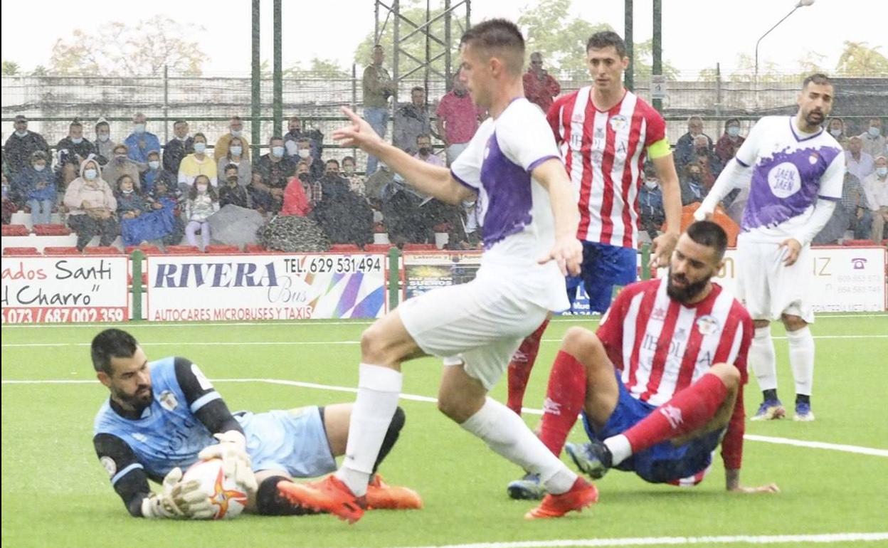 El partido entre el Real Jaén y el Atlético Porcuna se disputó en el municipal Matías Prats por los trabajos que se están realizando en el césped del coliseo blanco. 