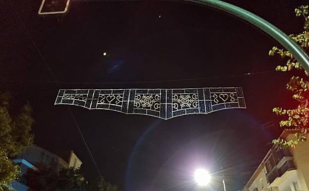 Una de las bandas de luces colocadas en la Avenida de Dílar. 