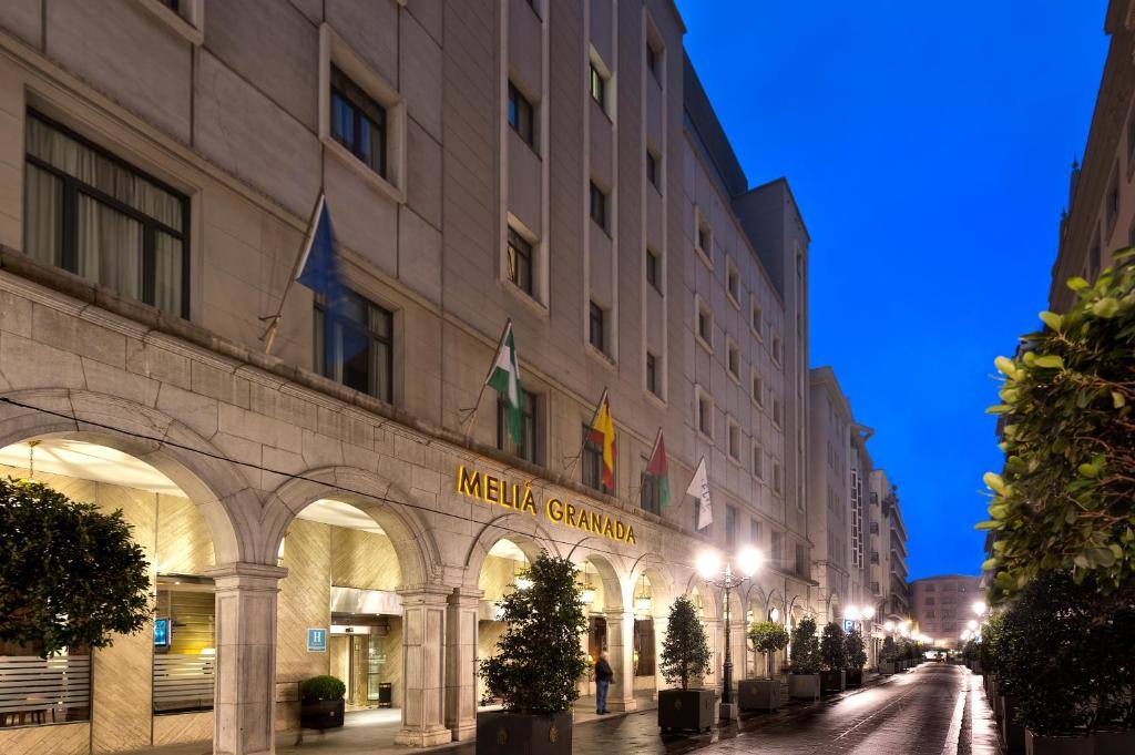 La portada del Hotel Meliá en Granada capital.