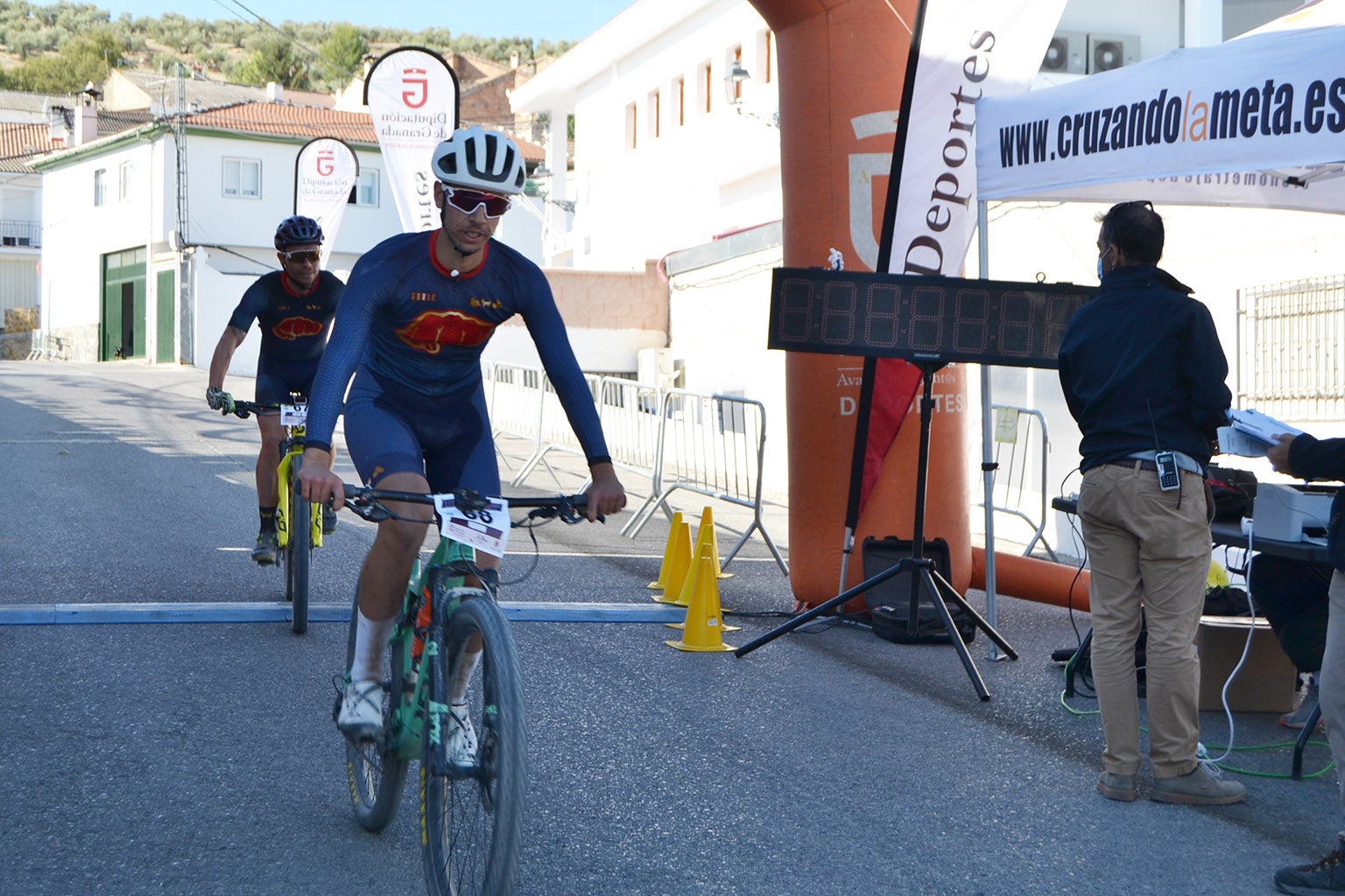 Más de un centenar de ciclistas compiten por las tierras del Parque Natural de la Sierra Almijara, Tejeda y Alhama