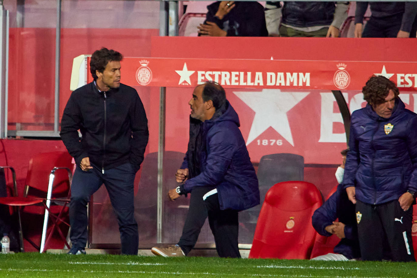 Rubi dialoga con su cuerpo técnico en busca de alguna solución durante el partido en Montilivi. 