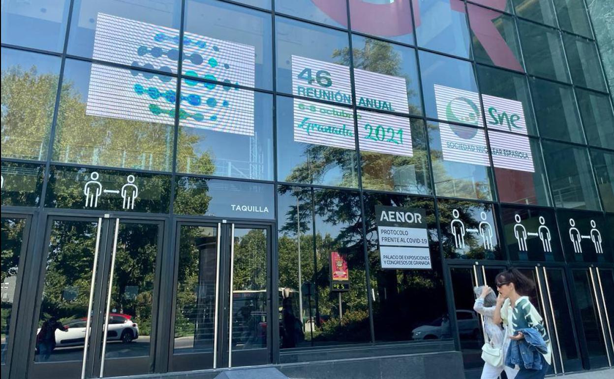 Promoción de la reunión anual de la Sociedad Nuclear Española, en la fachada del Palacio de Congresos. 