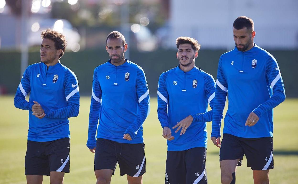 Milla, Víctor Díaz, Carlos Neva y Gonalons, al salir al entrenamiento. 