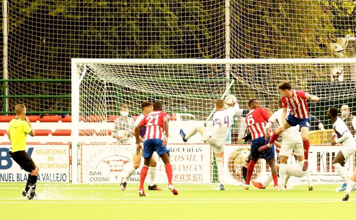 La acción en la que el colegiado pitó penalti por mano de Ramón en el área. 