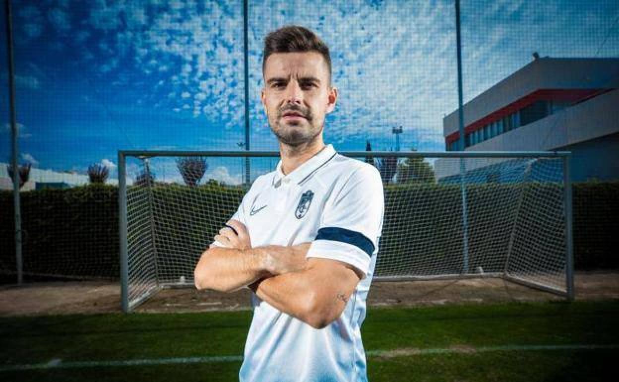 Roger Lamesa posa para IDEAL en la Ciudad Deportiva. 