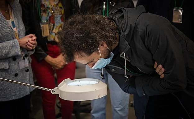 Imagen principal - Mirando a través de la lupa. 