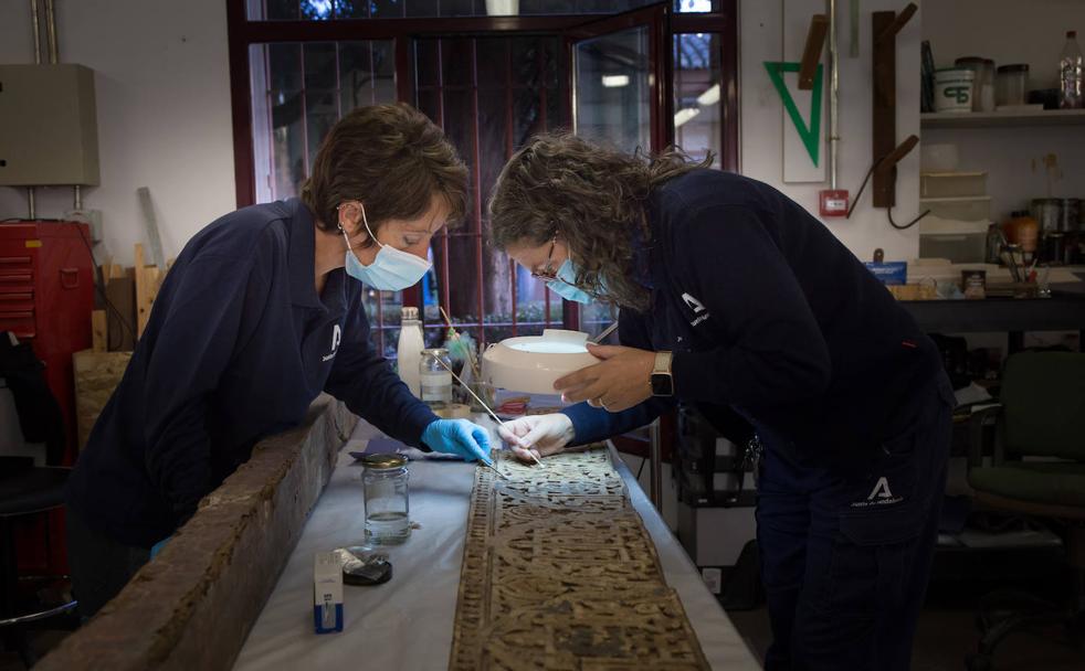 Susana Biosca y María José Domene trabajan en la restauración de un arrocabe en el Taller de Madera de la Alhambra. 