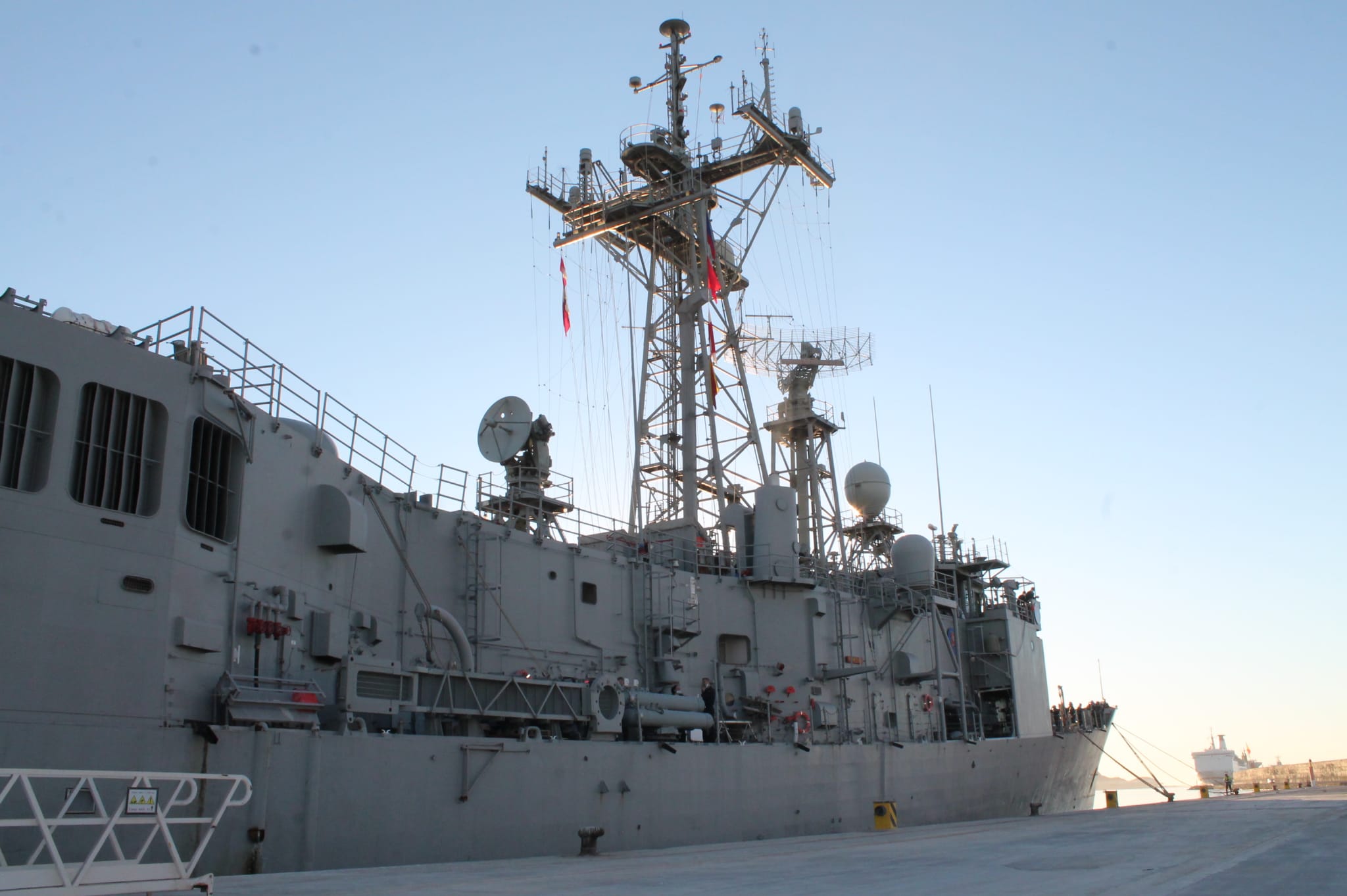 El buque Reina Sofía, en el puerto de Motril