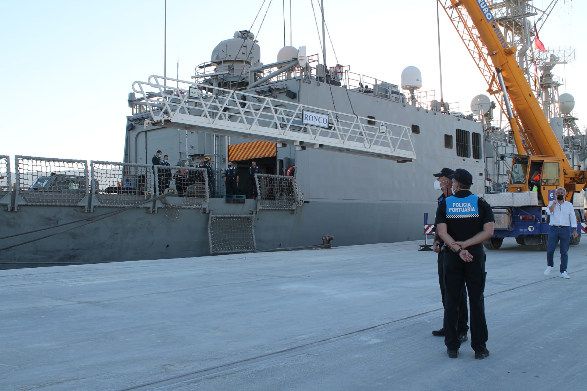 El buque Reina Sofía, en el puerto de Motril