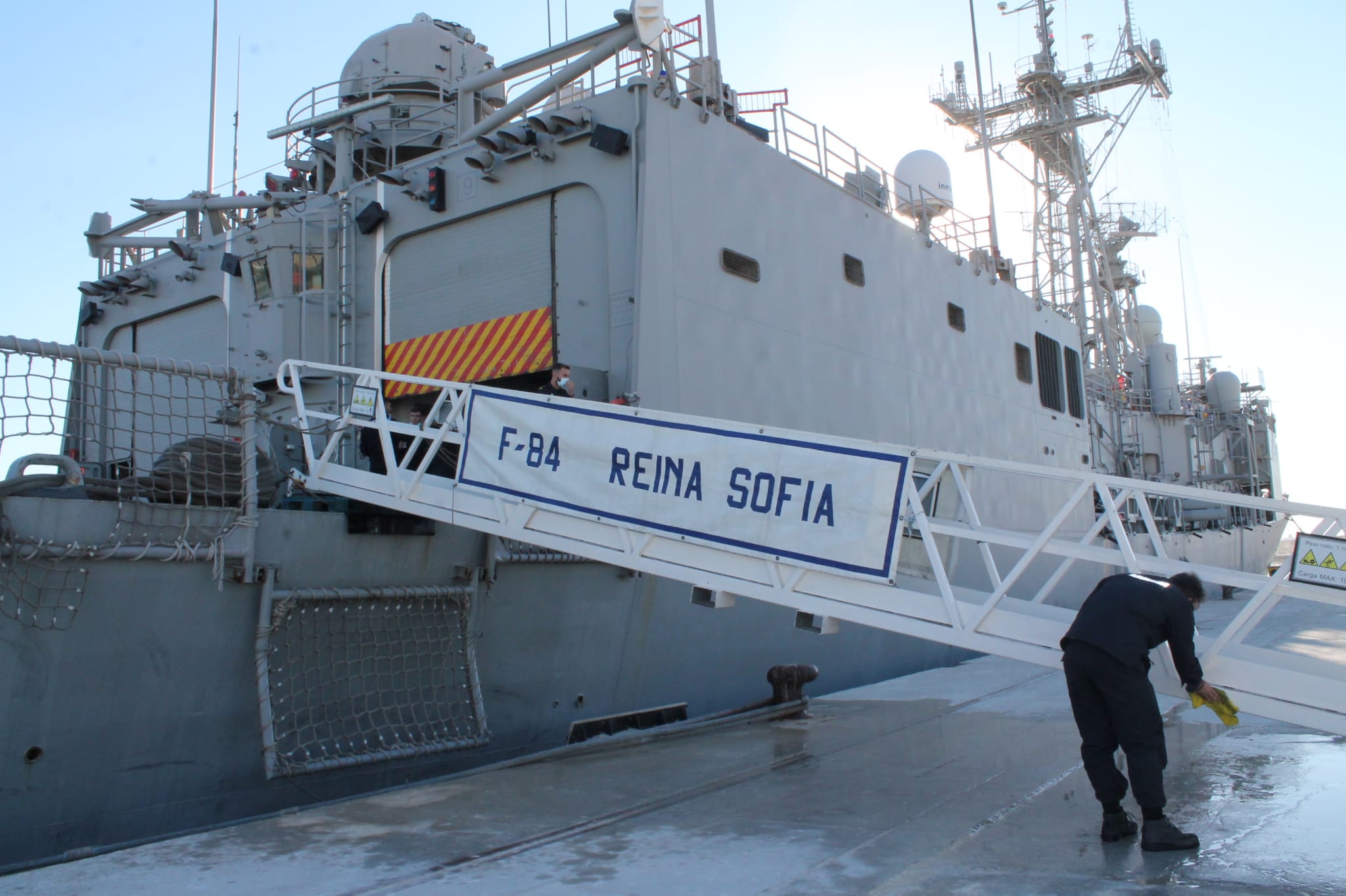 El buque Reina Sofía, en el puerto de Motril