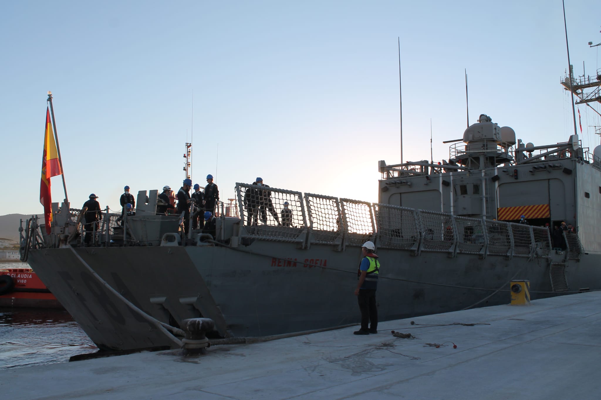 El buque Reina Sofía, en el puerto de Motril