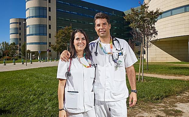 Silvia Rodríguez y Carlos Aparicio, los médicos de Urgencias que atendieron al infartado en el Mercadona. 