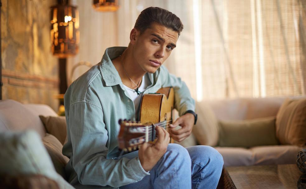 Atila Escolano toca la guitarra en su casa de Santa Fe. 