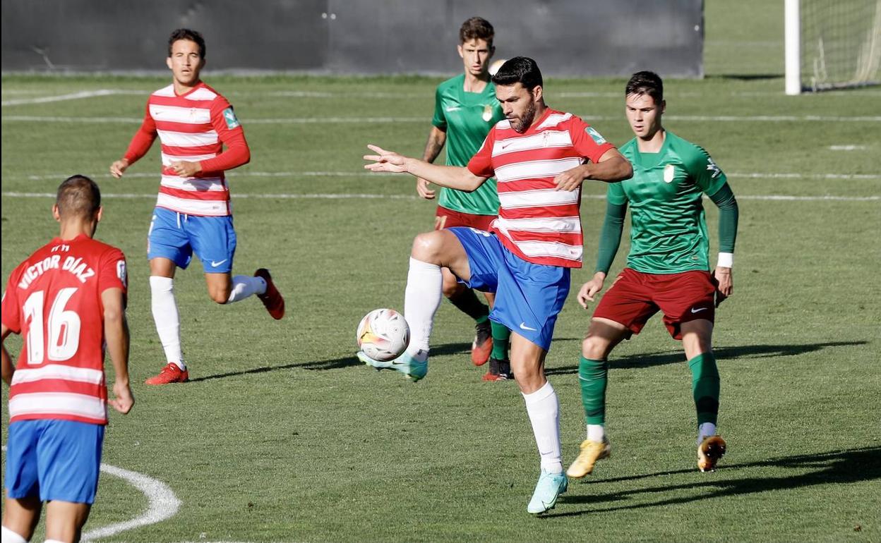 Jorge Molina aguanta un balón de espaldas con la presión de Sergio Barcia. 