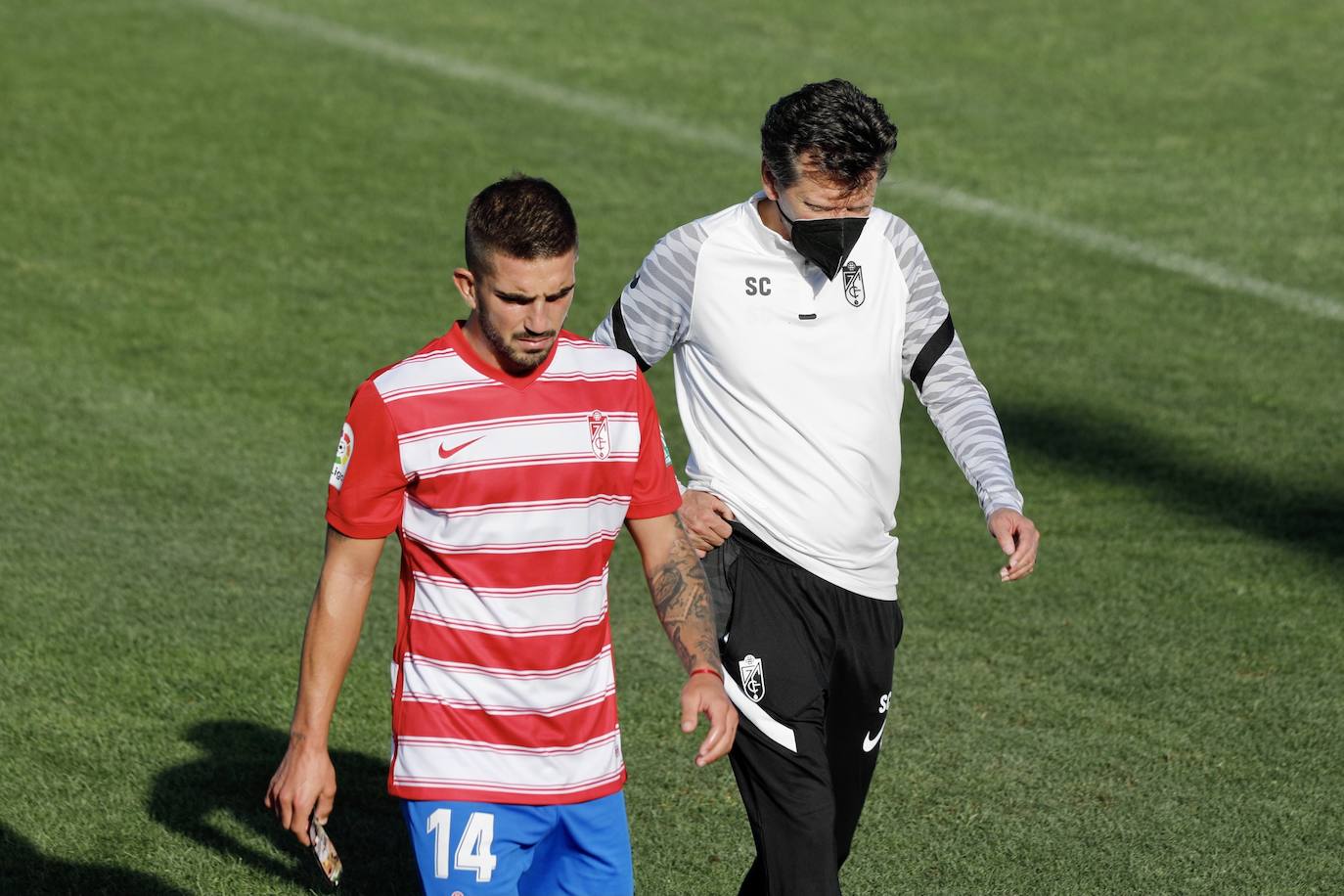 Monchu Rodríguez se retira al vestuario, fastidiado por su sobrecarga, junto al doctor Salvador Castillo. 