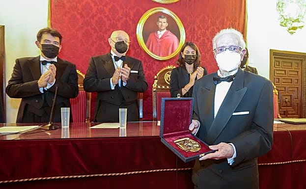 Manuel Fernández, abuelo de María Dueñas, recogió la Medalla en nombre de su nieta. 