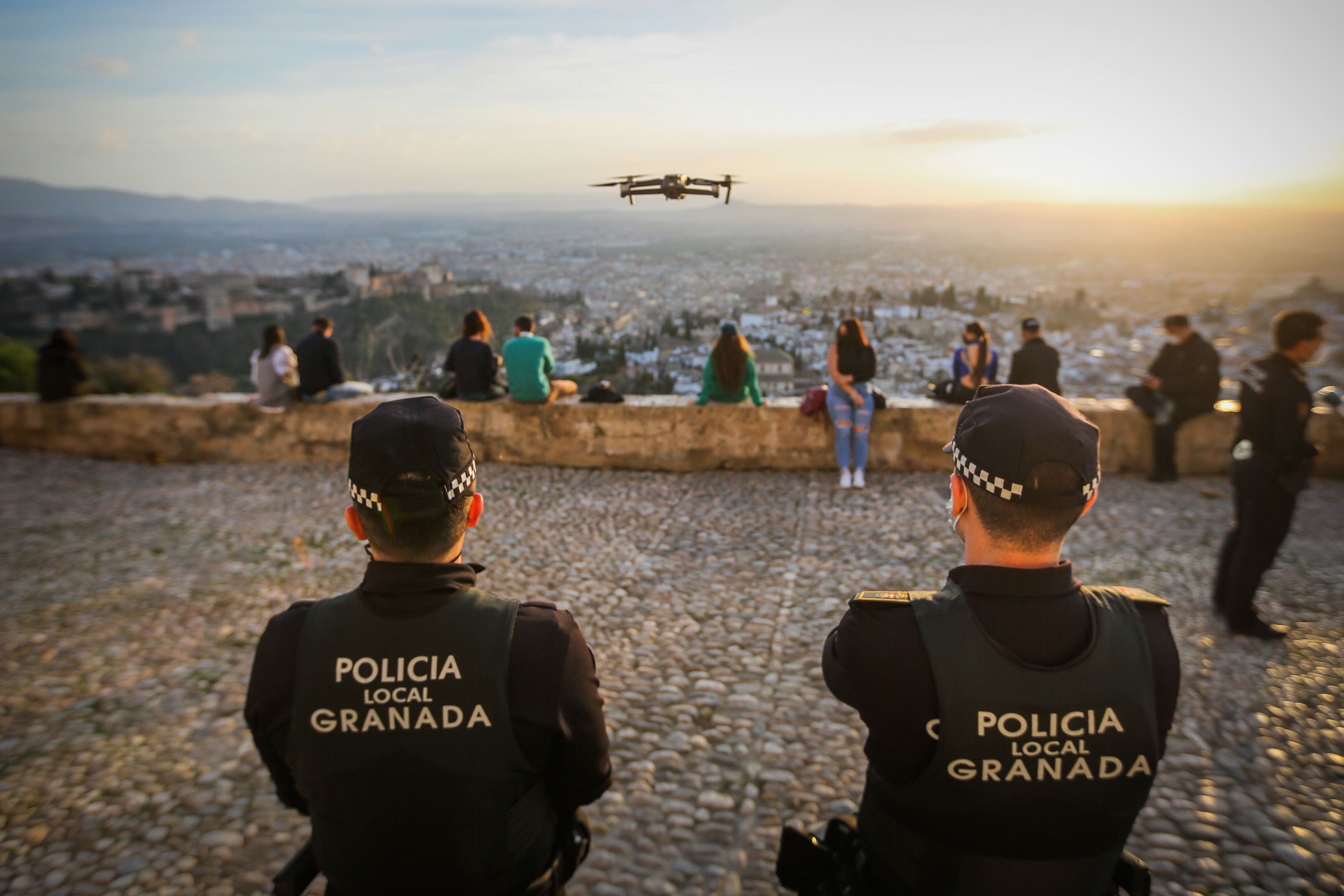 Dos agentes de la Policía Local de Granada vigilan en el Mirador de San Nicolás.