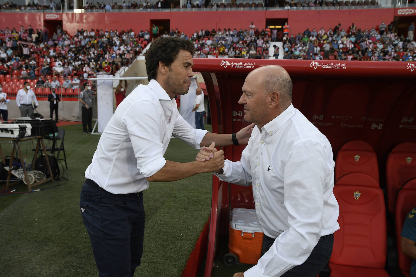 Rubi y Mel se saludan antes del inicio del partido. 