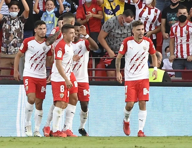 Los rojiblancos celebran con Portillo el gol que puso a la UDA por delante. 