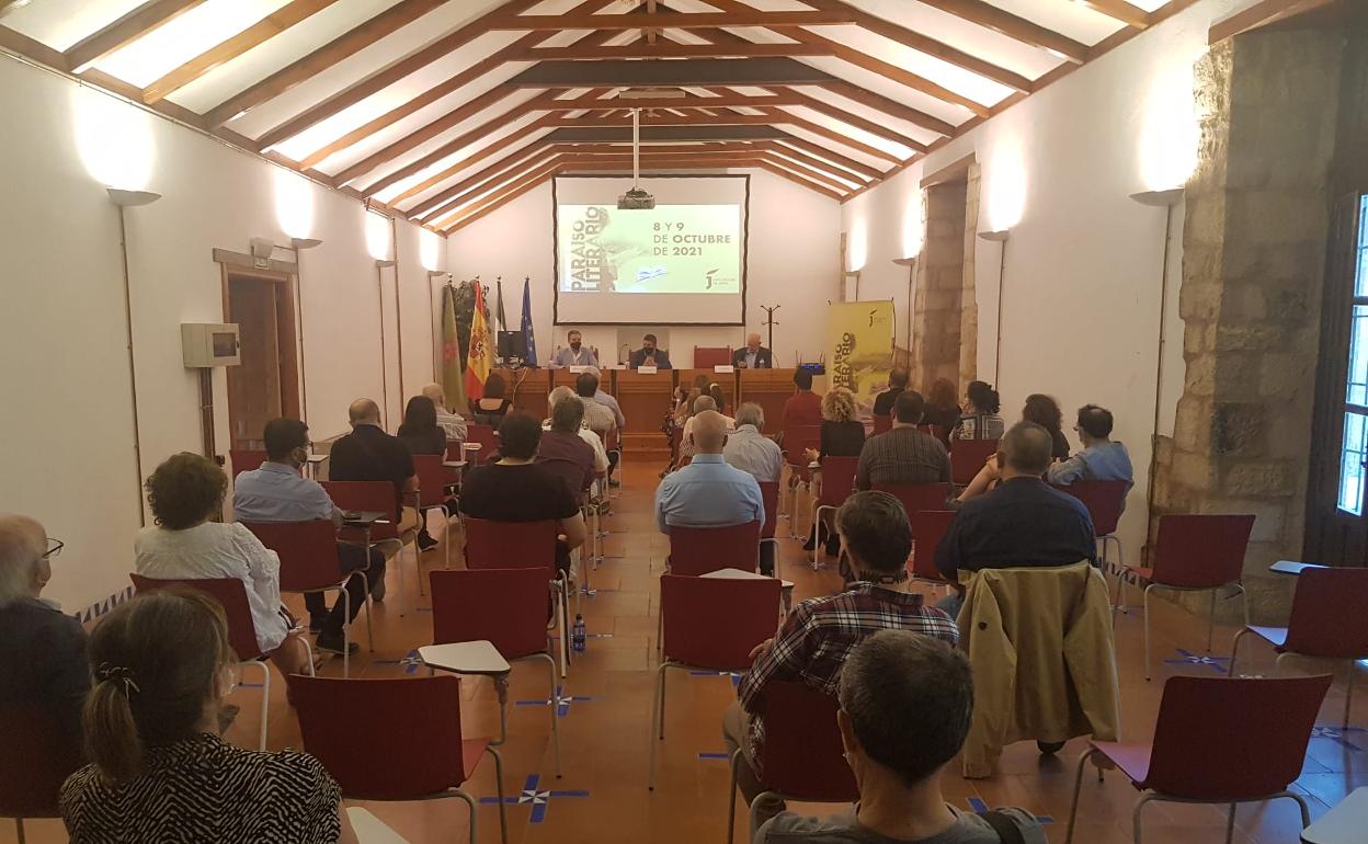 Asistentes a las jornadas en la inauguración de las mismas con Francisco Reyes y Juan Eslava Galán.