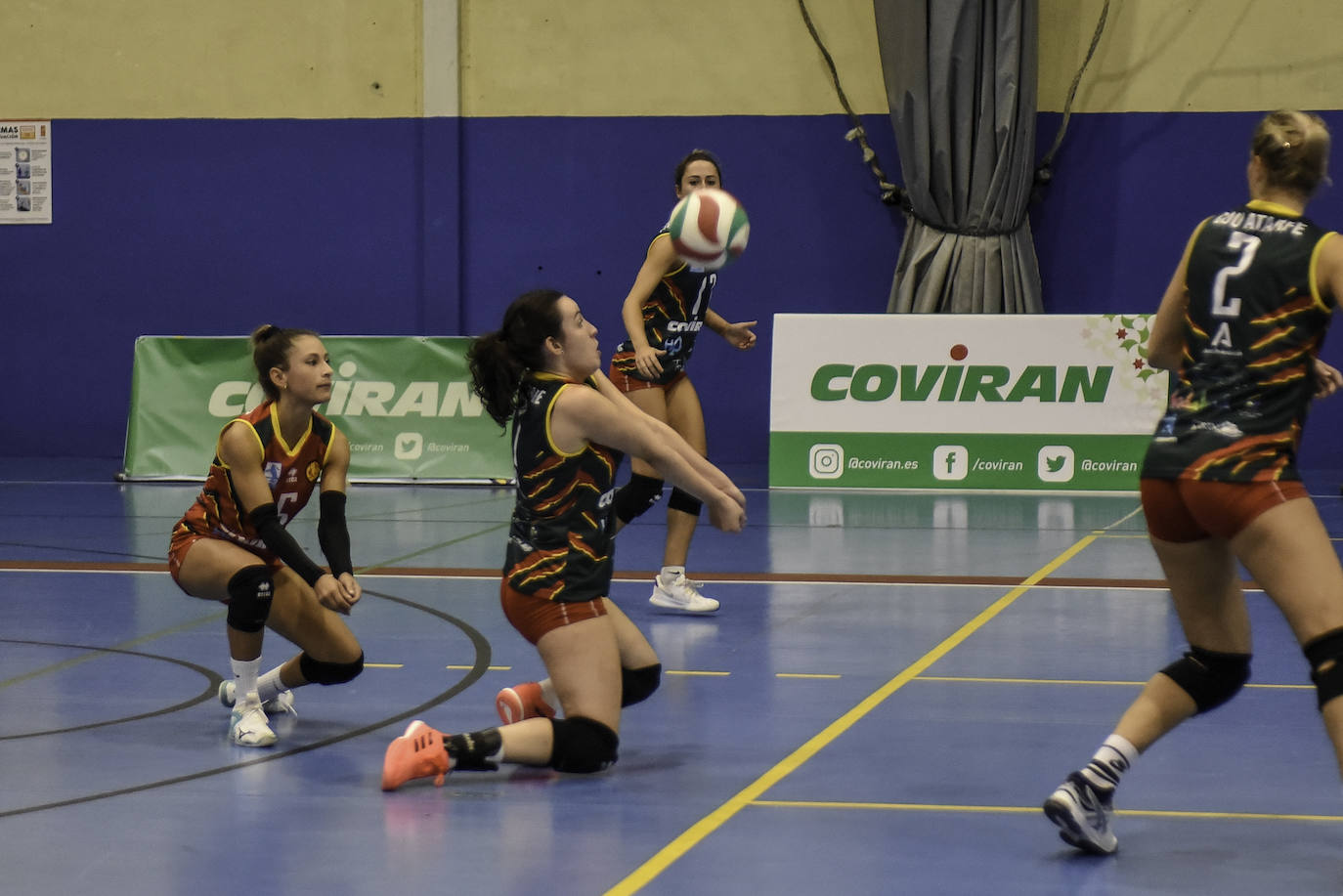 Belén Cabrera se agacha para recepcionar el balón. 