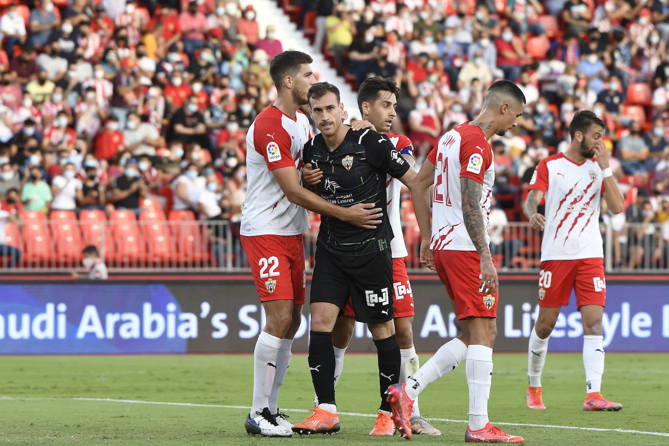 Fernando es felicitado por Babic y César de la Hoz, tras una intervención de nota. 