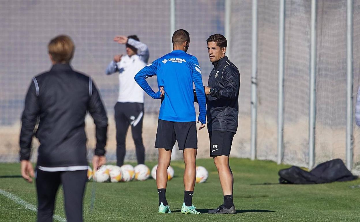 Robert Moreno se dirige a Víctor Díaz en un entreno. 