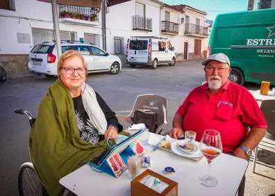 Imagen secundaria 1 - Vistas del castillo, con el equipo de rodaje. María José y Antonio, en el Café Bar El Hogar; y Jesús Cabrera, con su bici. 