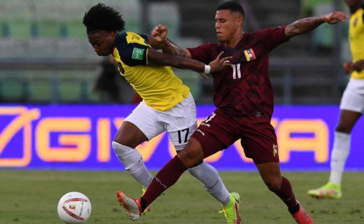 Darwin Machís pugna por un balón con un futbolista ecuatoriano. 