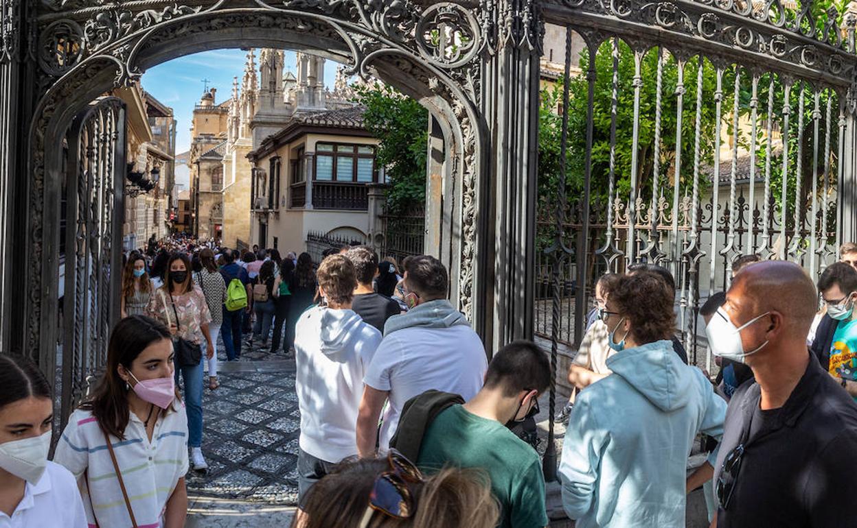Alas doce del mediodía la cola para acceder a visitar la Capilla Real traspasaba la verja de la calle Oficios y llegaba a la Gran Vía.